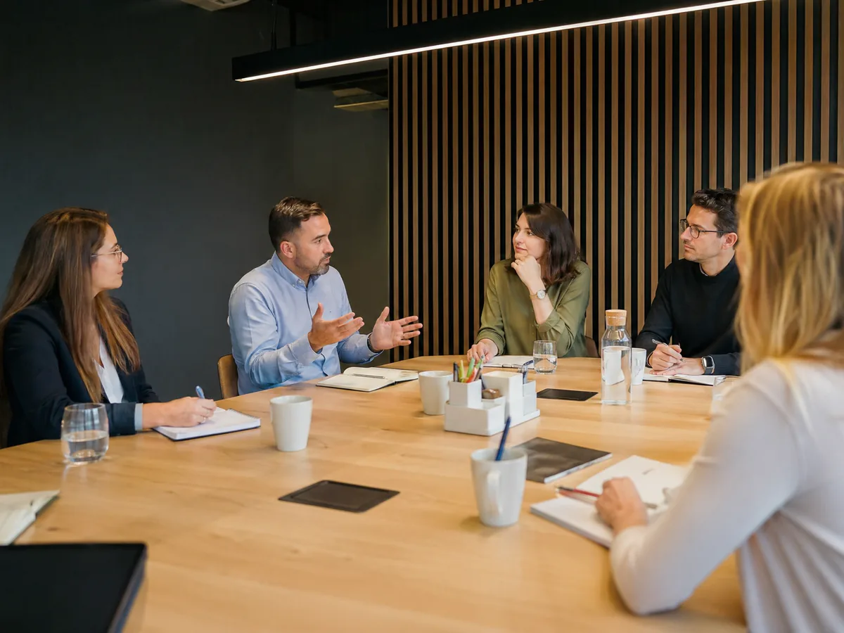 Réunion de travail dans une salle contemporaine, ambiance corporate